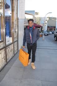 Bobby Dixon alışveriş turunda

