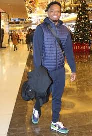 Bobby Dixon alışveriş turunda
