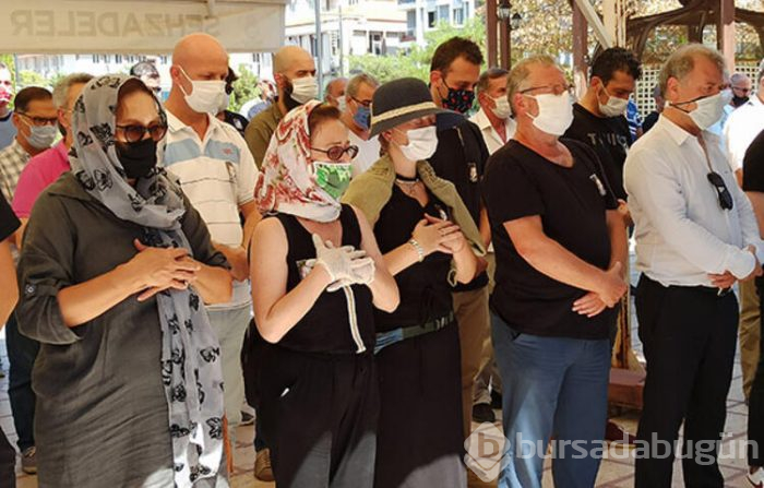 Demet Evgar 'sevgilim' dediği babaannesi son yolculuğuna uğurlandı
