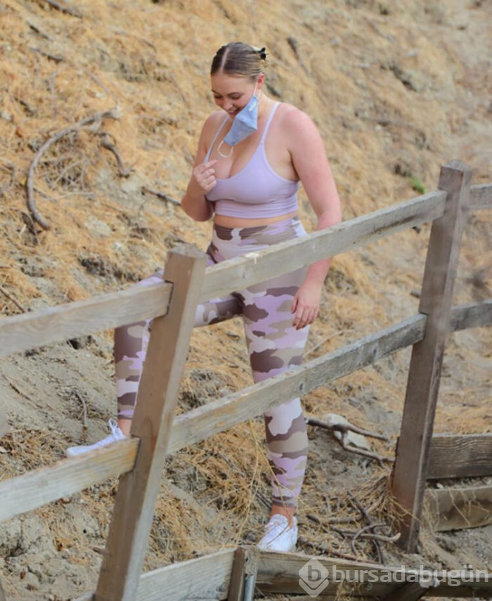 Iskra Lawrence formunu korumak için tırmandı
