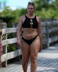 Iskra Lawrence formunu korumak için tırmandı
