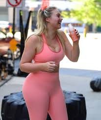 Iskra Lawrence formunu korumak için tırmandı
