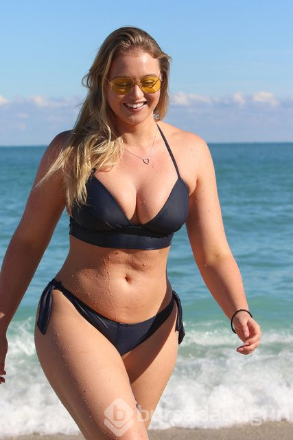 Iskra Lawrence formunu korumak için tırmandı
