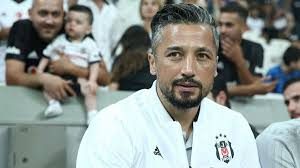 İlhan Mansız tek başına Çeşme tatilinde
