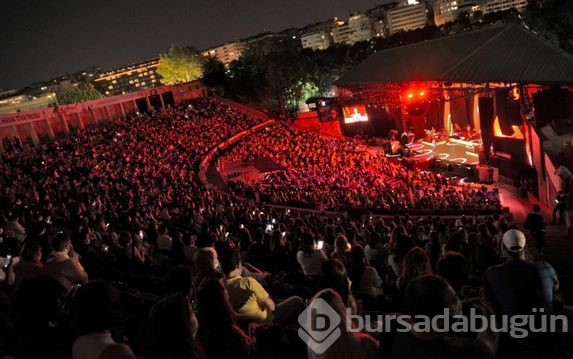Mabel Matiz konserinde sosyal mesafe unutuldu
