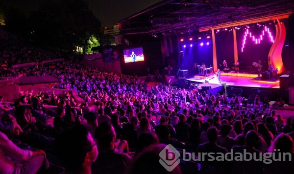 Mabel Matiz konserinde sosyal mesafe unutuldu
