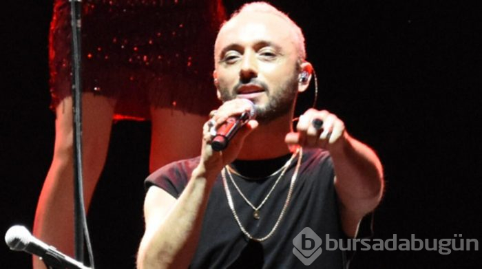 Mabel Matiz konserinde sosyal mesafe unutuldu
