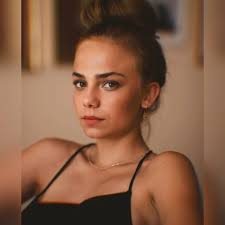 Bahar Şahin 15 bin TL'lik telefonunu denize düşürdü
