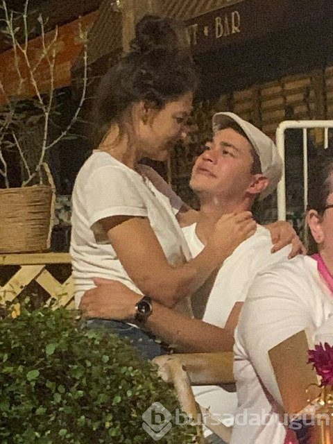 Katie Holmes restoranda aşka geldi