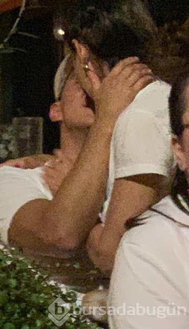 Katie Holmes restoranda aşka geldi