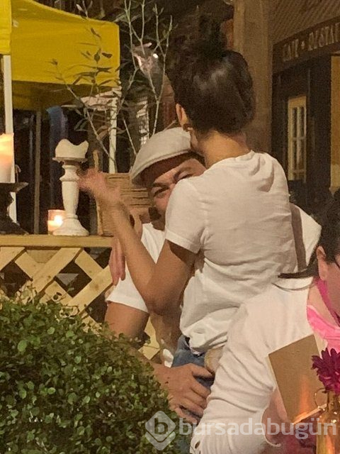 Katie Holmes restoranda aşka geldi