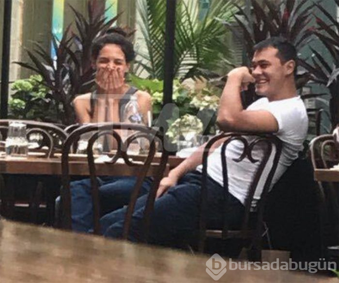 Katie Holmes restoranda aşka geldi