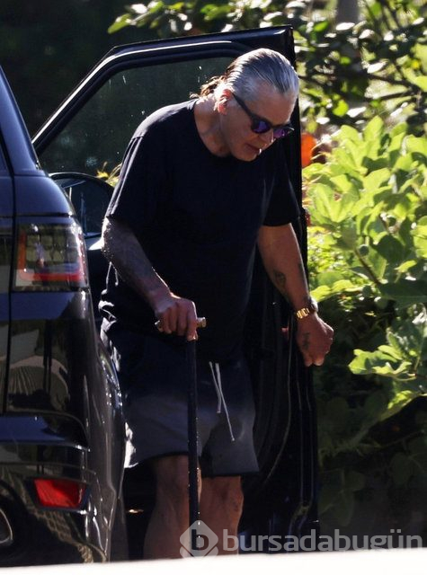 Parkinson'a yakalanan Ozzy Osbourne bastonla yürüyor
