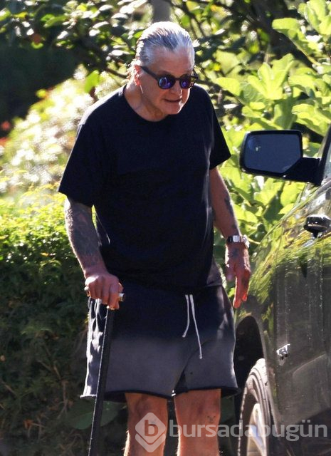 Parkinson'a yakalanan Ozzy Osbourne bastonla yürüyor
