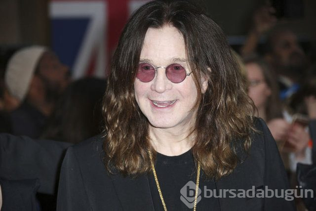 Parkinson'a yakalanan Ozzy Osbourne bastonla yürüyor
