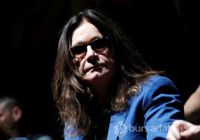 Parkinson'a yakalanan Ozzy Osbourne bastonla yürüyor

