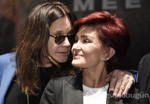 Parkinson'a yakalanan Ozzy Osbourne bastonla yürüyor
