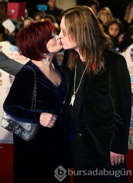 Parkinson'a yakalanan Ozzy Osbourne bastonla yürüyor

