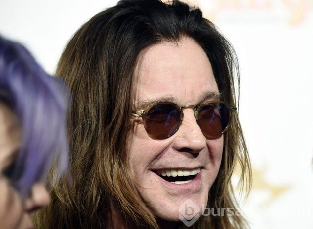 Parkinson'a yakalanan Ozzy Osbourne bastonla yürüyor
