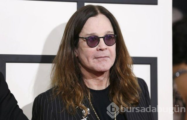 Parkinson'a yakalanan Ozzy Osbourne bastonla yürüyor
