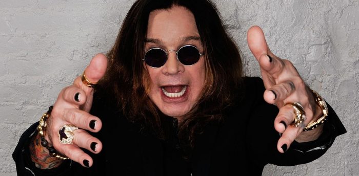 Parkinson'a yakalanan Ozzy Osbourne bastonla yürüyor
