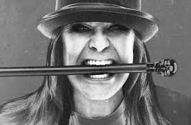Parkinson'a yakalanan Ozzy Osbourne bastonla yürüyor
