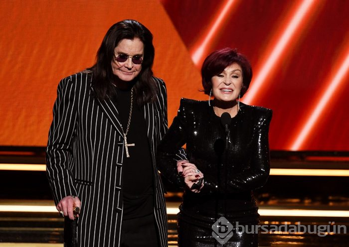 Parkinson'a yakalanan Ozzy Osbourne bastonla yürüyor
