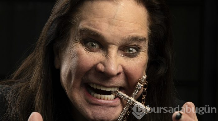 Parkinson'a yakalanan Ozzy Osbourne bastonla yürüyor
