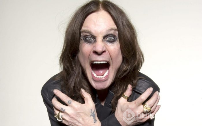 Parkinson'a yakalanan Ozzy Osbourne bastonla yürüyor
