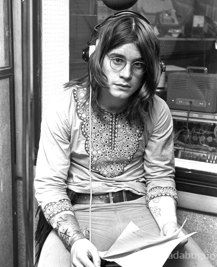 Parkinson'a yakalanan Ozzy Osbourne bastonla yürüyor

