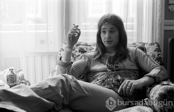 Parkinson'a yakalanan Ozzy Osbourne bastonla yürüyor
