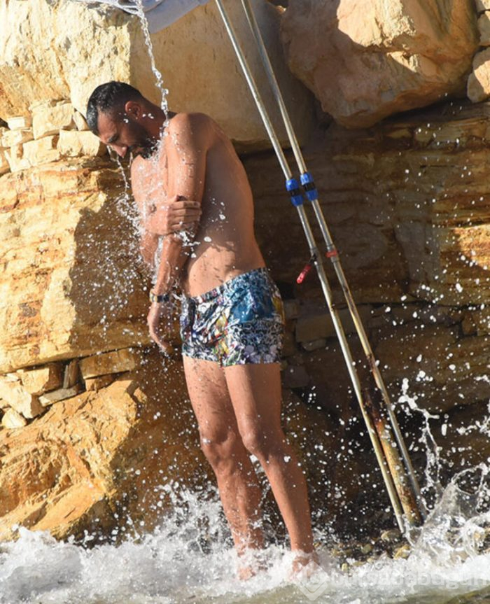 Selçuk Şahin havluyla eşini bekledi