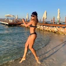 Ivana Sert ile Sezer Dermenci el ele görüntülendi