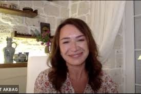 Demet Akbağ alışverişte

