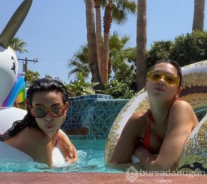 Dua Lipa bikinili poz verdi