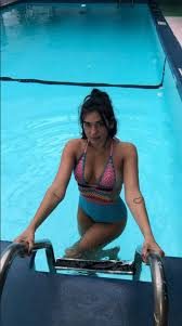 Dua Lipa bikinili poz verdi