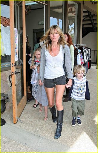 Kate Moss'un kızına giydirdiği elbise eleştirildi