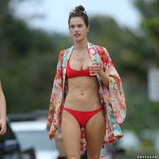 Alessandra Ambrosio voleybol oynarken görüntülendi
