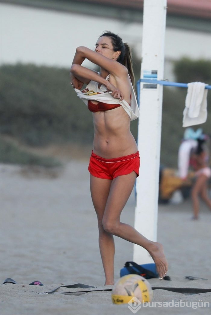 Alessandra Ambrosio voleybol oynarken görüntülendi
