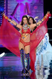 Alessandra Ambrosio voleybol oynarken görüntülendi
