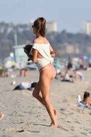 Alessandra Ambrosio voleybol oynarken görüntülendi
