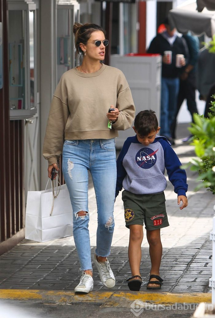 Alessandra Ambrosio voleybol oynarken görüntülendi
