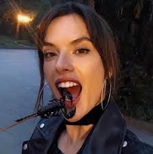 Alessandra Ambrosio voleybol oynarken görüntülendi
