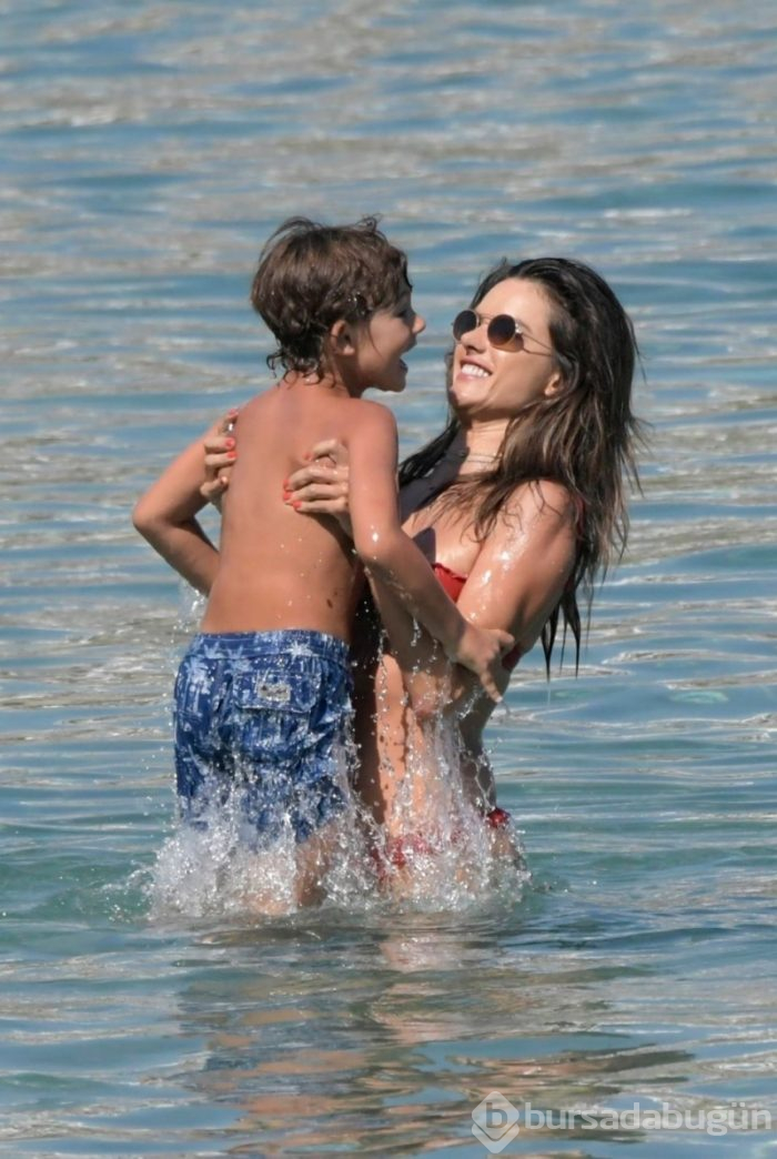 Alessandra Ambrosio voleybol oynarken görüntülendi
