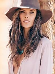 Alessandra Ambrosio voleybol oynarken görüntülendi
