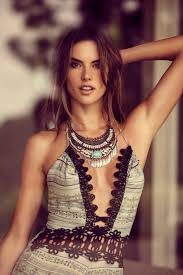 Alessandra Ambrosio voleybol oynarken görüntülendi
