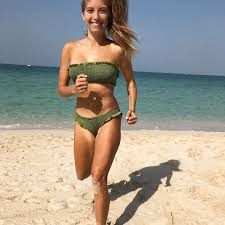 Cathy Hummels plajda bikini değiştirdi
