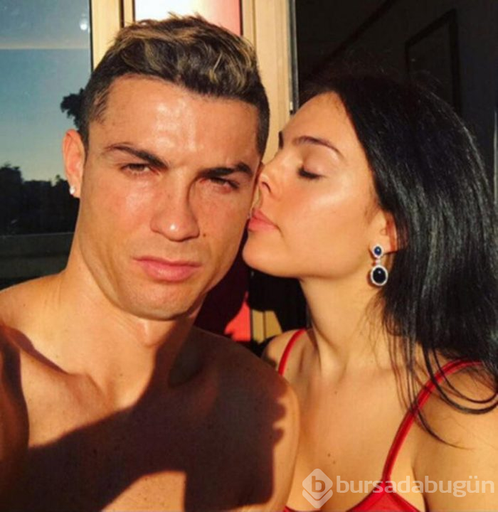 Georgina Rodriguez'den sosyal mesafeli makyaj pozu