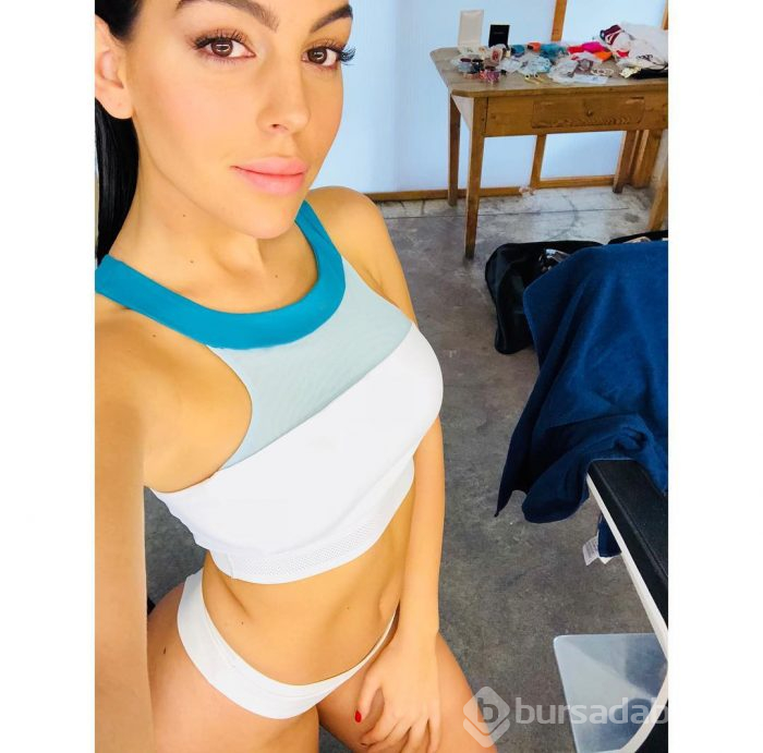 Georgina Rodriguez'den sosyal mesafeli makyaj pozu