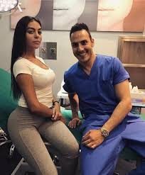 Georgina Rodriguez'den sosyal mesafeli makyaj pozu